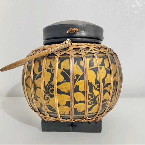 Vintage Hand Made Asian Basket with handle and lid - Picture 9 of 13